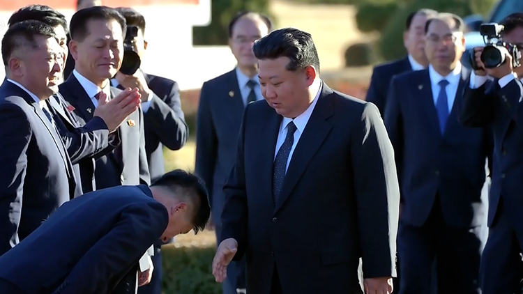 김정은 북한 국무위원장이 지난 18일 사법검찰기관 창립 80주년을 맞아 최고검찰소를 축하 방문했다고 조선중앙TV가 19일 보도했다. /연합뉴스 