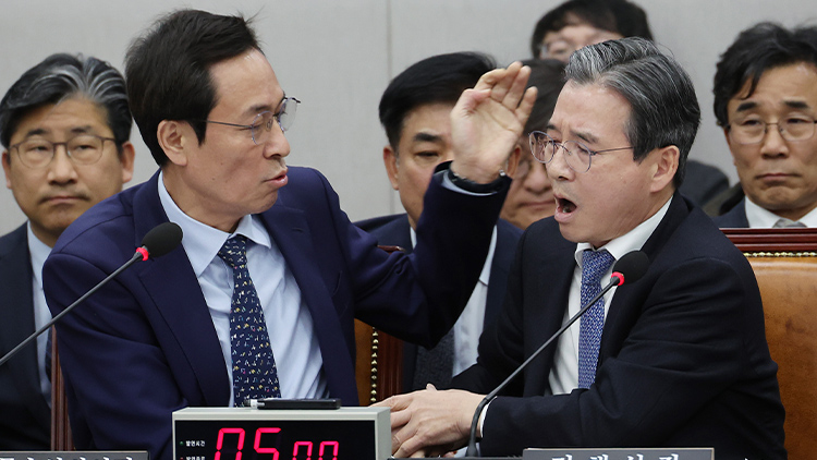 지난 18일 서울 여의도 국회에서 열린 운영위원회 전체회의에서 김용범 대통령실 정책실장이 국민의힘 김은혜 의원의 질의에 답하는 도중 언쟁을 이어가자 우상호 대통령실 정무수석이 이를 제지하고 있다. /연합뉴스