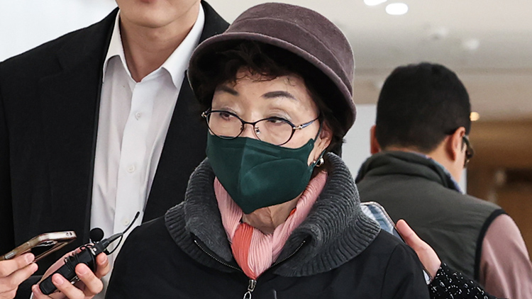 양평 공흥지구 개발 특혜 의혹과 관련해 김건희 여사의 모친 최은순 씨가 지난 11일 서울 광화문 KT빌딩에 마련된 김건희특검 사무실에 피의자 신분으로 재출석하고 있다. /연합뉴스