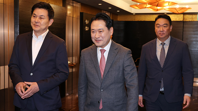 국민의힘 장동혁 당 대표가 19일 중진의원들과의 모임을 위해 서울 여의도에 있는 한 식당으로 들어가고 있다. 왼쪽은 김태호, 오른쪽은 정희용 의원. /연합뉴스