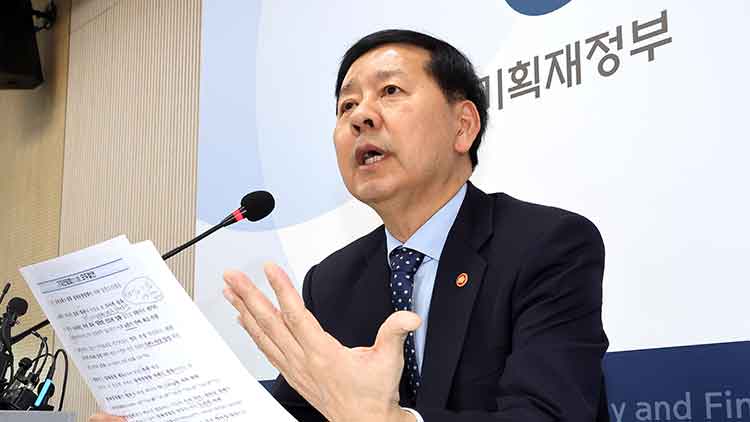 구윤철 부총리 겸 기획재정부 장관이 19일 정부세종청사 기재부 기자실에서 출입기자단 간담회를 열고 있다. /연합뉴스