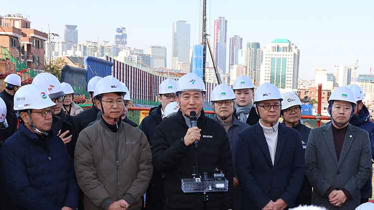오세훈 서울시장이 19일 서울 동작구 노량진 재정비촉진지구 착공 현장을 방문해 현황 설명을 들은 뒤 발언하고 있다. /연합뉴스