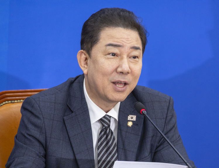 더불어민주당 김병기 원내대표와 원내지도부들이 20일 국회에서 열린 정책조정회의에서 발언하고 있다. /연합뉴스 