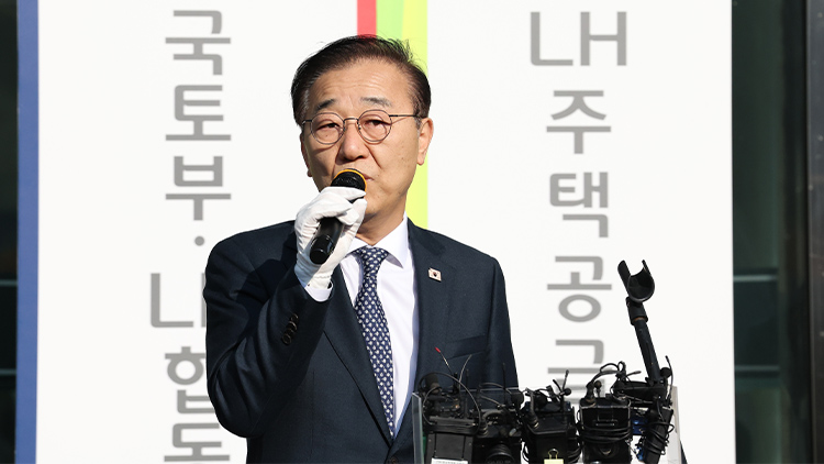 김윤덕 국토교통부 장관이 20일 서울 용산구 갈월동 HJ중공업 건설 부문 본사에서 열린 '국토부·LH 합동 주택 공급 TF' 및 'LH 주택공급특별추진본부 현판식'에서 취재진의 질문에 답하고 있다. /연합뉴스