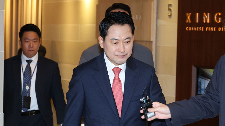 국민의힘 장동혁 대표가 20일 당내 3선 의원들과 오찬 회동을 위해 서울 여의도의 한 식당으로 들어가고 있다. /연합뉴스 