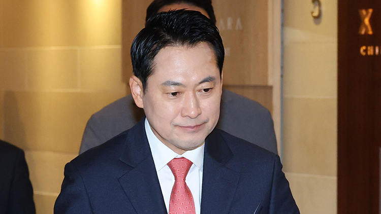 국민의힘 장동혁 대표가 20일 당내 3선 의원들과 오찬 회동을 위해 서울 여의도의 한 식당으로 들어가고 있다. /연합뉴스