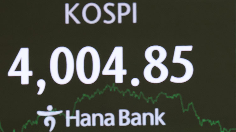 20일 오후 서울 중구 하나은행 본점 딜링룸 현황판에 코스피 지수가 표시돼 있다. 이날 코스피는 엔비디아의 호실적에 힘입어 4,000선을 재탈환했다.  /연합뉴스