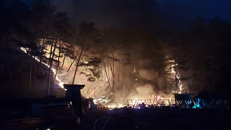  20일 오후 5시 23분께 강원 인제군 기린면 한 야산에서 산불이 발생해 산림·소방 당국 등이 진화 작업 중이다. /연합뉴스
