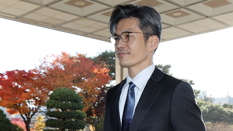 박철우 신임 서울중앙지검장이 21일 서울 서초구 서울중앙지방검찰청으로 들어서고 있다. /연합뉴스