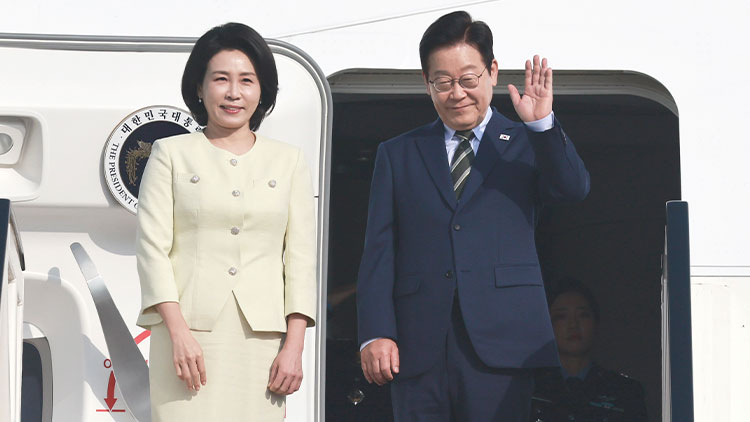 이집트 공식 방문을 마친 이재명 대통령과 김혜경 여사가 21일(현지시간) 남아공 주요 20개국(G20) 정상회의 참석을 위해 카이로 국제공항에서 공군 1호기에 올라 인사하고 있다. /연합뉴스