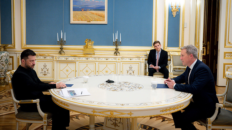 2025년 11월 20일 우크라이나 키예프에서 볼로디미르 젤렌스키 우크라이나 대통령과 다니엘 드리스콜 미 육군 장관이 우크라이나 키예프에서 열린 회의에 참석하고 있다. /REUTERS=연합뉴스