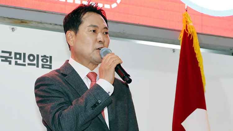 국민의힘 장동혁 대표가 지난 22일 오후 울산 중구 성남동 원도심에서 열린 '민생회복 법치수호 국민대회'에서 연설하고 있다. /연합뉴스