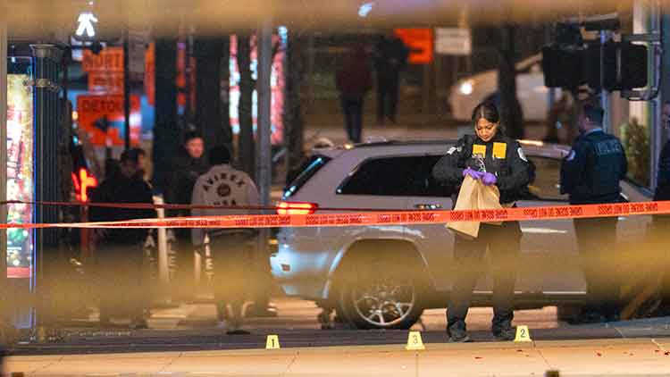 현지시간 21일, 미국 시카고에서 발생한 총격 사건 현장을 조사하는 경찰 /AP=연합뉴스