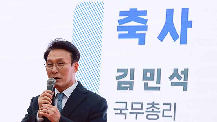 김민석 국무총리가 23일 서울 마포구 평화의공원 평화광장에서 열린 김대중 평화마라톤대회에 참석해 축사하고 있다. /연합뉴스
