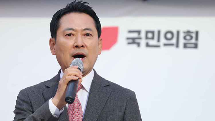 국민의힘 장동혁 대표가 23일 오후 경남 창원시 성산구 중앙동에서 열린 '민생회복 법치수호 국민대회'에 참석해 발언하고 있다.  /연합뉴스