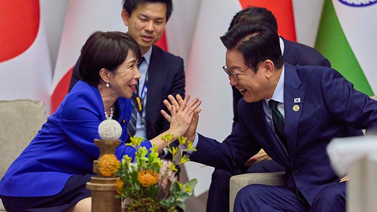 이재명 대통령이 23일(현지시간) 주요 20개국(G20) 정상회의가 열린 남아프리카공화국 요하네스버그 나스렉 엑스포센터에서 다카이치 사나에 일본 총리와 비공식 약식 회담을 하고 있다. /연합뉴스