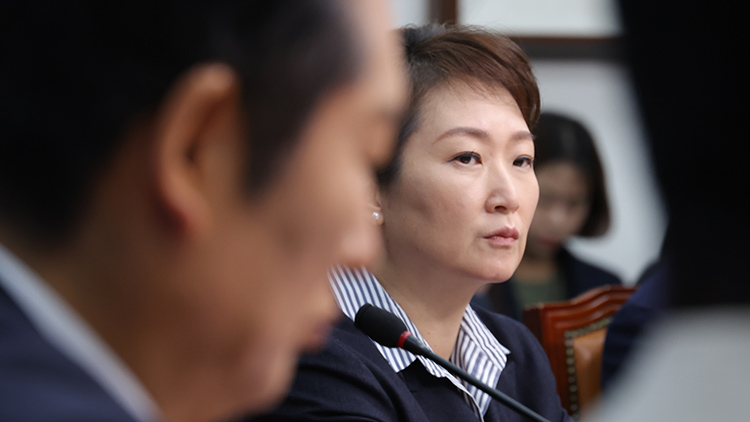 더불어민주당 이언주 최고위원이 24일 서울 여의도 국회에서 열린 최고위원회의에서 정청래 대표의 발언을 듣고 있다. /연합뉴스