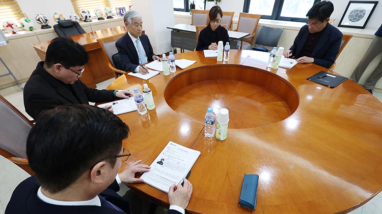 지난 19일 서울 종로구 축구회관에서 열린 프로축구 K리그1 전북 현대 타노스 코치의 '손동작 논란' 한국프로축구연맹 2025년 제14차 상벌위원회에 앞서 조남돈 위원장 등의 위원이 자료를 살피고 있다. /연합뉴스