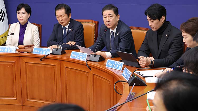 더불어민주당 김병기 원내대표가 24일 국회에서 열린 최고위원회의에서 발언하고 있다. /연합뉴스