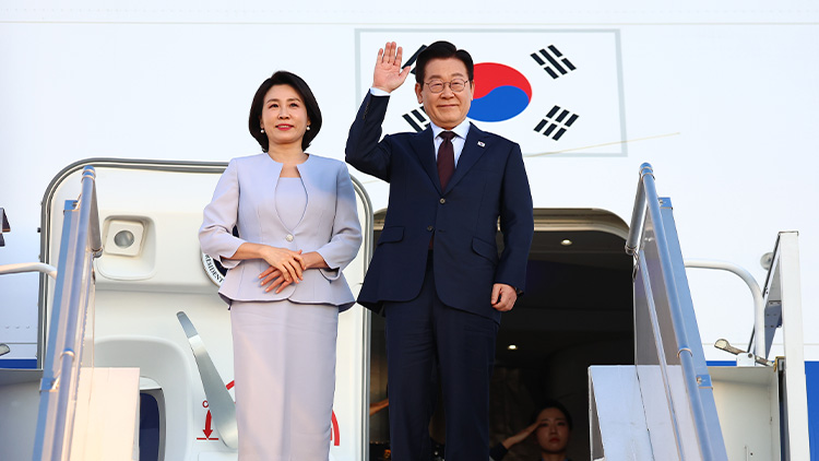 주요 20개국(G20) 정상회의 일정을 마친 이재명 대통령과 김혜경 여사가 23일(현지시간) 다음 국빈 방문지인 튀르키예로 가기 위해 남아프리카공화국 요하네스버그 OR탐보 국제공항에서 공군 1호기에 올라 인사하고 있다. /연합뉴스