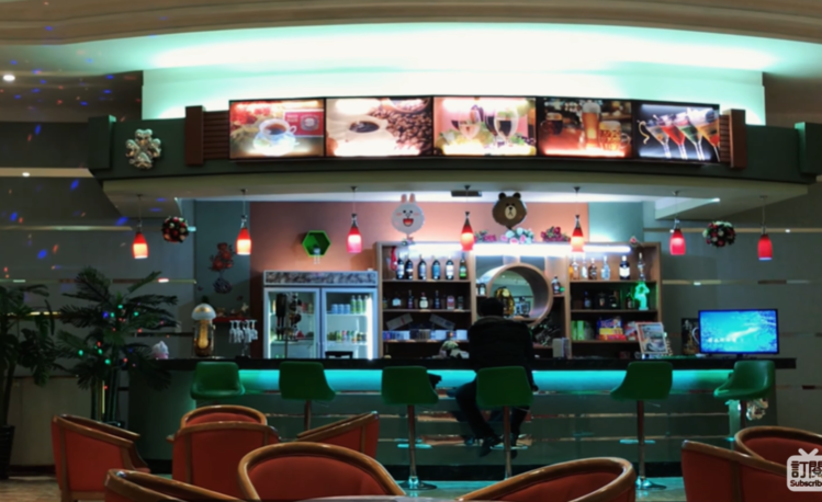 북한 서산호텔 매장에서 라인프렌즈 캐릭터를 무단 복제한 것으로 보이는 풍선 제품이 판매되고 있다./출처 유튜브 tianguyuan