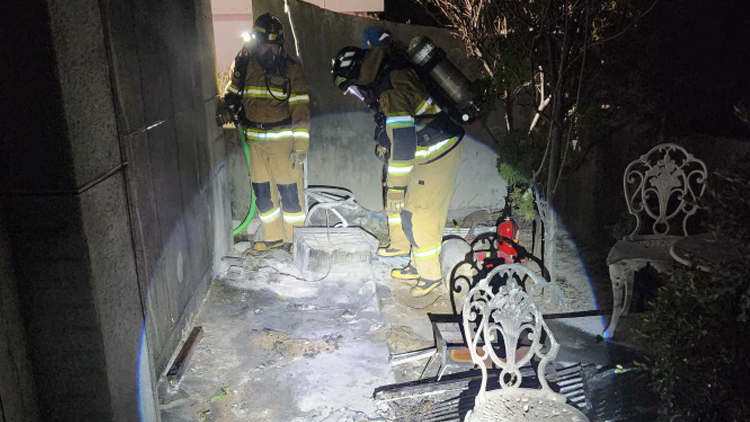 소방대원들이 진화 작업을 벌인 뒤 잔불이 있는지 확인하고 있다 /강원특별자치도 소방본부 제공
