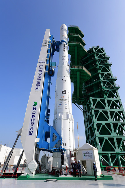 전라남도 고흥 나로우주센터에서 누리호 4차 발사를 위한 이송 및 기립 작업을 수행하고 있다