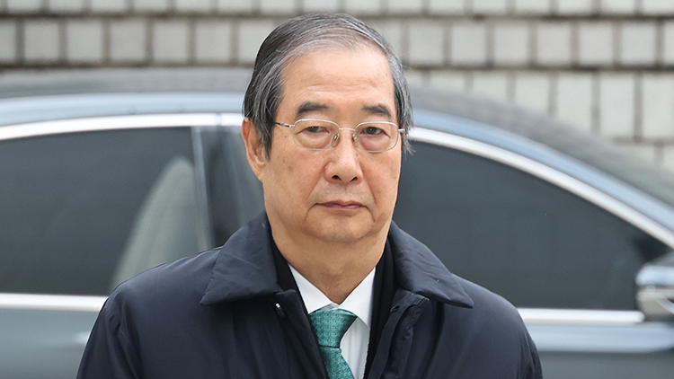 내란 우두머리 방조 혐의를 받는 한덕수 전 국무총리가 26일 서울중앙지법에서 열린 1심 결심 공판에 출석하고 있다. /연합뉴스 