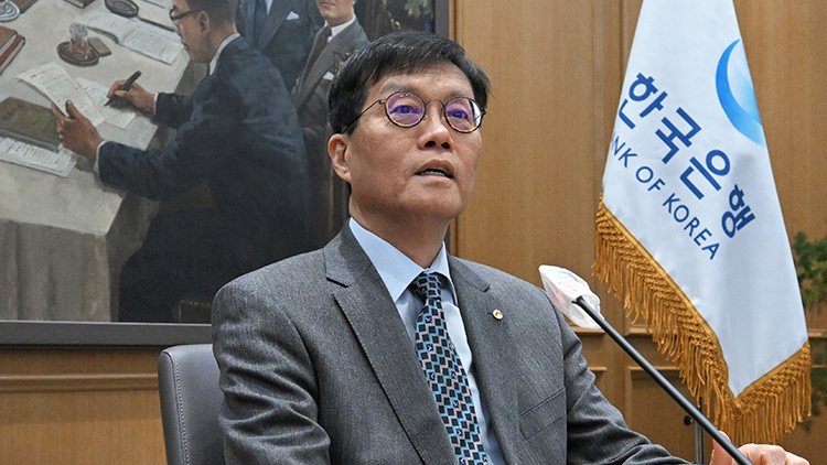 이창용 한국은행 총재가 27일 서울 중구 한국은행 본관에서 열린 금융통화위원회 본회의를 주재하고 있다. /연합뉴스