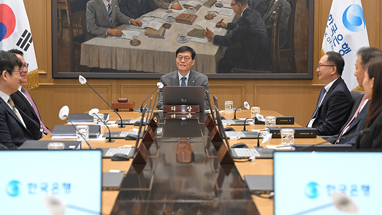이창용 한국은행 총재가 27일 서울 중구 한국은행 본관에서 열린 금융통화위원회 본회의를 주재하고 있다. /연합뉴스