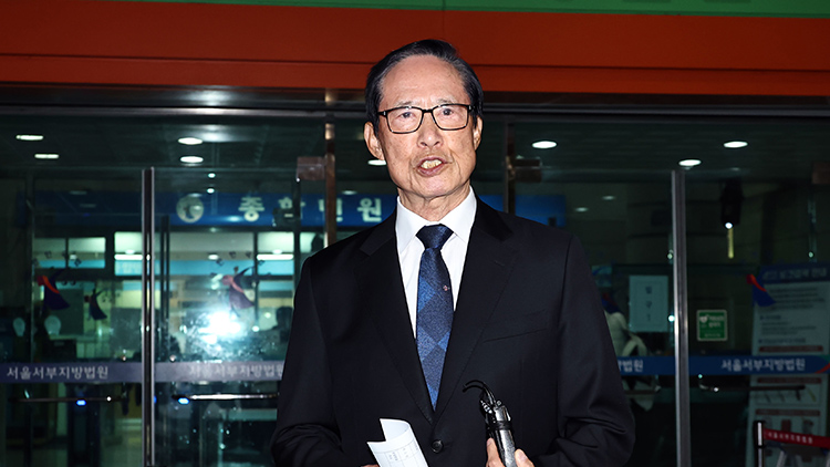 박근혜 정부 시절 국군기무사령부(기무사·현 군사안보지원사령부)의 '계엄 문건'과 관련해 군 간부들에게 거짓 서명을 강요한 혐의로 기소돼 1심에서 무죄를 선고받은 송영무 전 국방부 장관이 27일 서울 마포구 서울서부지방법원에서 열린 직권남용권리행사방해 혐의 관련 2심 선고 재판에서 무죄를 선고 받고 나와 취재진 질문에 답하고 있다. /연합뉴스