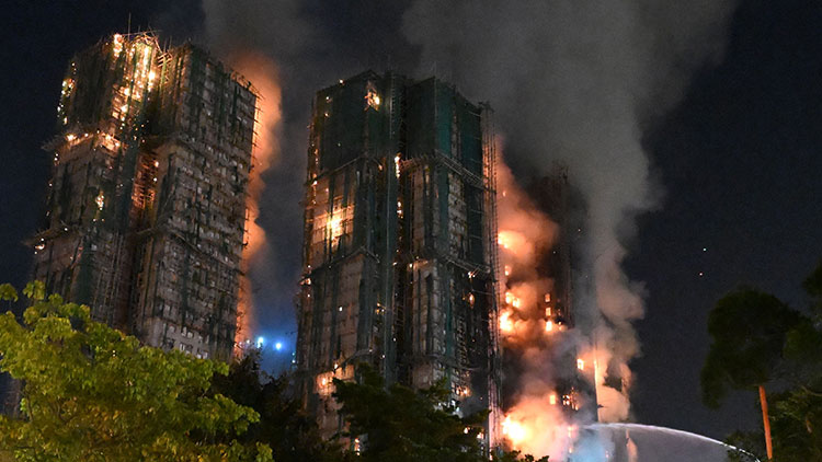 홍콩 타이포구 왕 푹 코트(Wang Fuk Court) 주거 단지에서 발생한 대형 화재로 짙은 연기와 불길이 치솟고 있는 모습 /AFP=연합뉴스