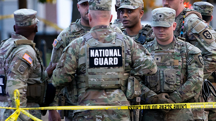 26일(현지시간) 미국 워싱턴 D.C 백악관 인근에서 주 방위군이 총격을 당한 사건 현장 모습 /REUTERS=연합뉴스