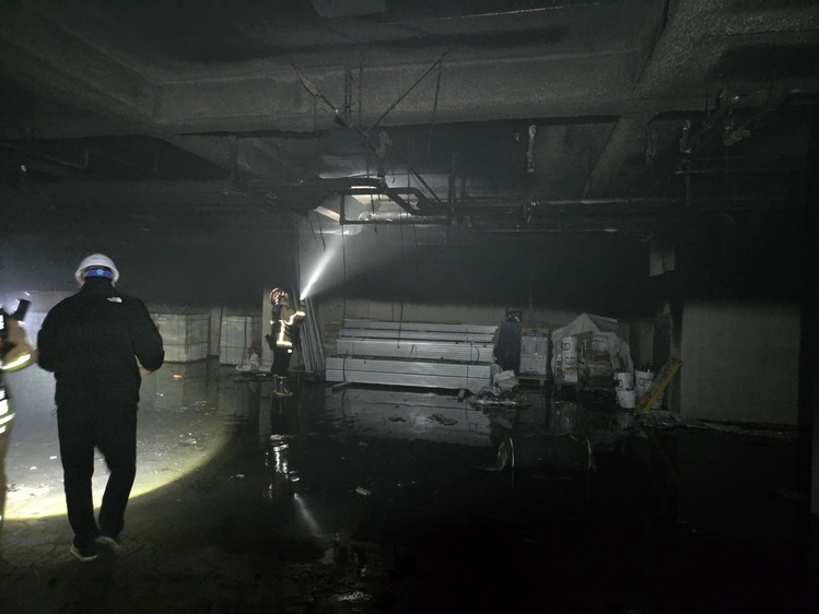 불이 난 아파트 공사 현장 지하가 검게 그을린 모습 / 제공: 서울 서대문소방서