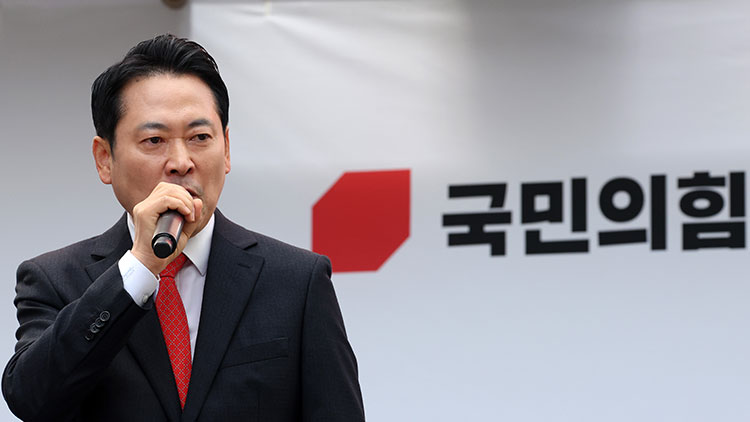 국민의힘 장동혁 대표가 30일 강원 춘천시청 인근에서 열린 민생회복 법치수호 국민대회에서 발언하고 있다. /연합뉴스