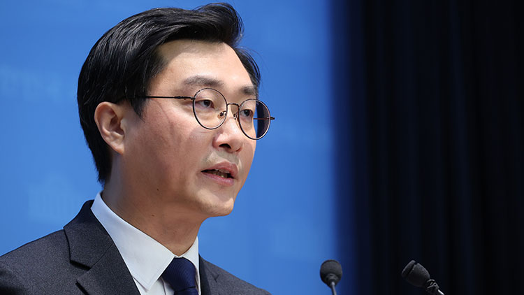 더불어민주당 장경태 의원이 30일 서울 여의도 국회 소통관에서 자신의 성추행 의혹 보도 등과 관련해 입장을 밝히는 기자회견을 하고 있다. /연합뉴스