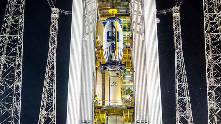 기아나 우주센터에서 기립해있는 베가C에 실린 아리랑 7호. /아리안스페이스 제공
