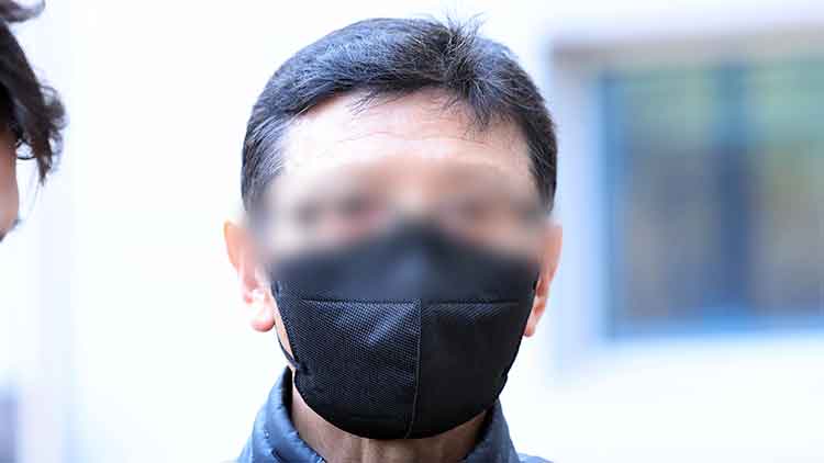 대형 카페리 여객선 퀸제누비아2호를 좌초시켜 탑승객들을 다치게 한 혐의(중과실치상 등)를 받는 선장이 2일 오전 광주지방법원 목포지원에서 열린 구속 전 피의자 심문(영장실질심사)에 출석하기 전 기자들의 질문을 받고 있다. /연합뉴스