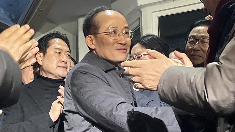 12·3 비상계엄 당시 의원들의 계엄 해제 표결 참여를 방해한 혐의를 받는 국민의힘 추경호 의원이 구속영장이 기각돼 3일 경기도 의왕 서울구치소를 나오고 있다. /연합뉴스