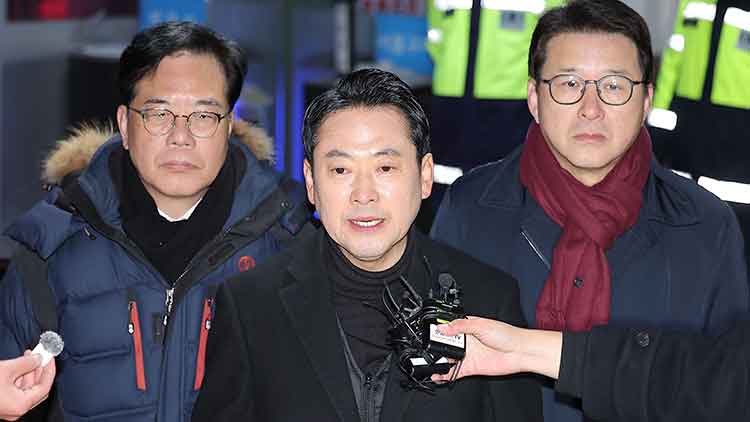 국민의힘 장동혁 대표가 3일 경기도 의왕 서울구치소에 앞에서 구속 영장이 기각된 추경호 의원을 마중한 뒤 취재진에 발언하고 있다. /연합뉴스
