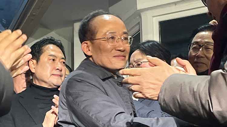  12·3 비상계엄 당시 의원들의 계엄 해제 표결 참여를 방해한 혐의를 받는 국민의힘 추경호 의원이 구속영장이 기각돼 3일 경기도 의왕 서울구치소를 나오고 있다. /연합뉴스