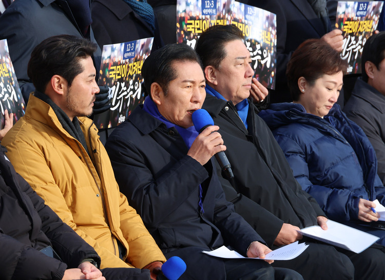 더불어민주당 정청래 대표가 3일 서울 여의도 국회 본청 계단에서 열린 '12.3 내란 저지 1년' 현장 최고위원회의에서 발언하고 있다. /연합뉴스 