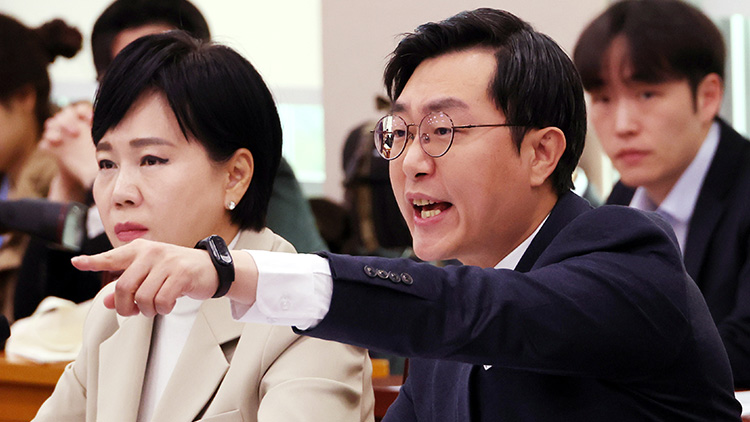 더불어민주당 장경태 의원이 3일 서울 여의도 국회에서 열린 법제사법위원회 전체회의에서 성추행 의혹과 관련해 이해충돌을 이유로 법사위 퇴장을 요구하는 국민의힘 신동욱 의원의 발언에 항의하고 있다. /연합뉴스