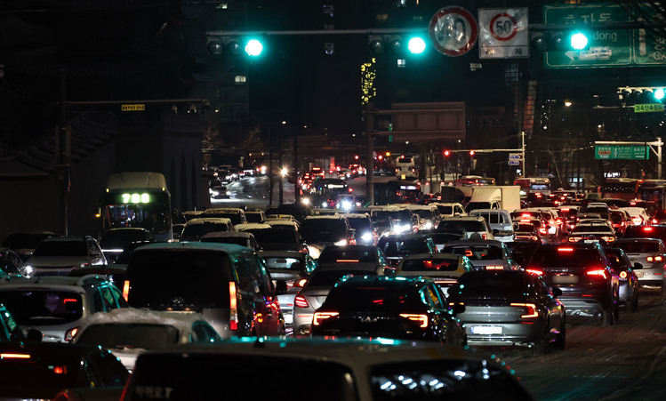 올겨울 많은 양의 첫눈이 내린 지난 4일 서울 종로구 경복궁역 인근에서 차량이 빙판길에 정체를 빚고 있다. /연합뉴스 