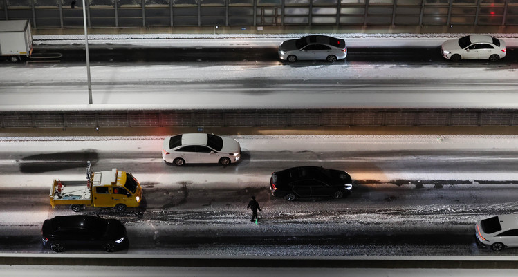 지난 4일 서울 서대문구 홍제동 내부순환로에서 차량이 얼어붙은 눈길에 서행하는 가운데 내부순환로에서 시설관리공단 관계자가 제설 작업을 하고 있다. /연합뉴스 