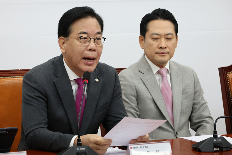 국민의힘 송언석 원내대표가 5일 서울 여의도 국회에서 열린 '혼용무도(昏庸無道·어리석고 무능한 군주가 세상을 어지럽힌다)' 이재명 정권 6개월 국정평가 회의에서 발언하고 있다.   /연합뉴스 