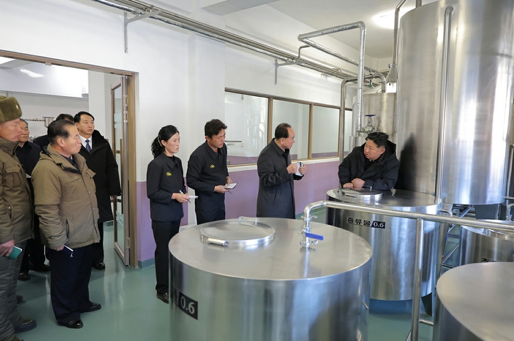 김정은은 지난３일 지방 공장 시찰에서 일부 간부들을 질타했다. ／조선중앙통신