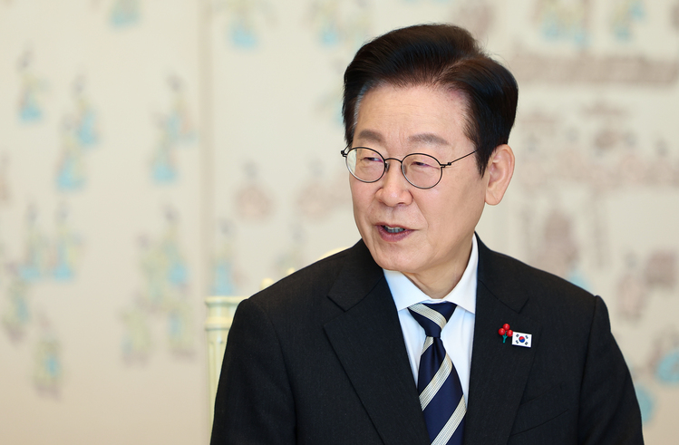 '취임 6개월' 李 대통령 지지율 62%…민주 43%·국힘 24%