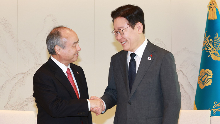 이재명 대통령이 5일 용산 대통령실에서 손정의 소프트뱅크그룹 회장과 면담에 앞서 악수하고 있다. /대통령실통신사진기자단