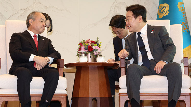 이재명 대통령이 5일 용산 대통령실에서 손정의 소프트뱅크그룹 회장과 면담하고 있다. /대통령실통신사진기자단